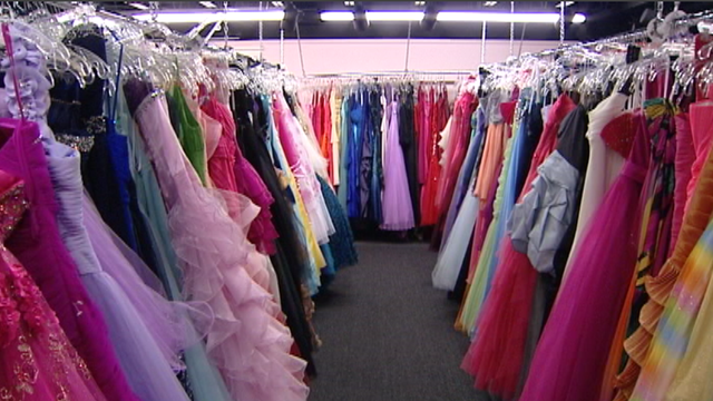Lloyd High School hosts formal dress and suit giveaway for high school and college students - Vimarsana News