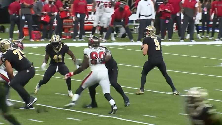 Drew Brees drops back to pass against Tampa Bay