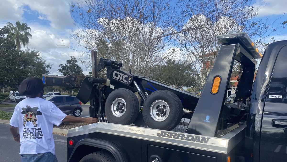 Florida tow truck driver reacts to fellow worker shot while repossessing a car