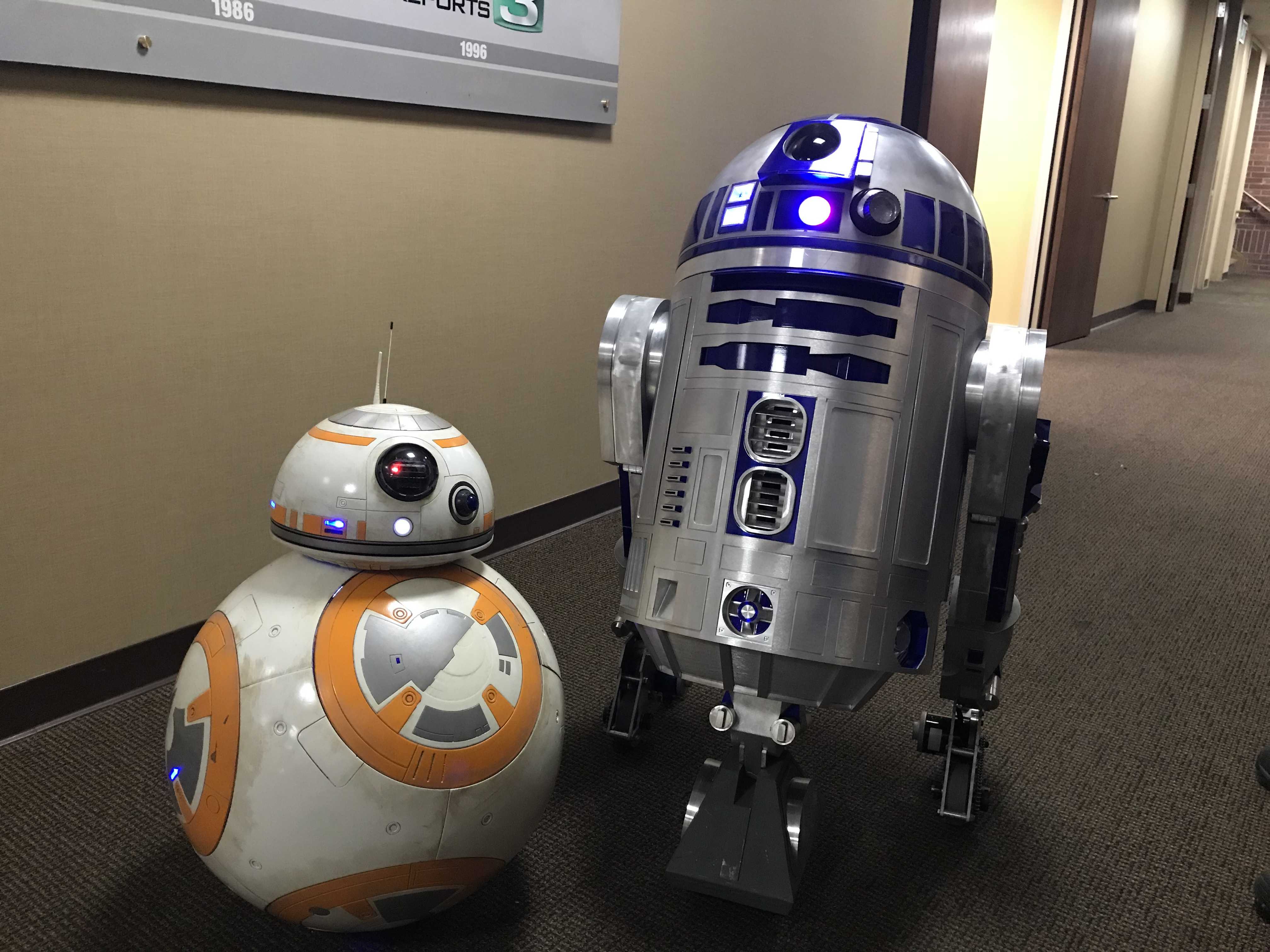 tablero Abundancia Fuera de borda Meet R2-D2, BB-8 and the men who brought them to life