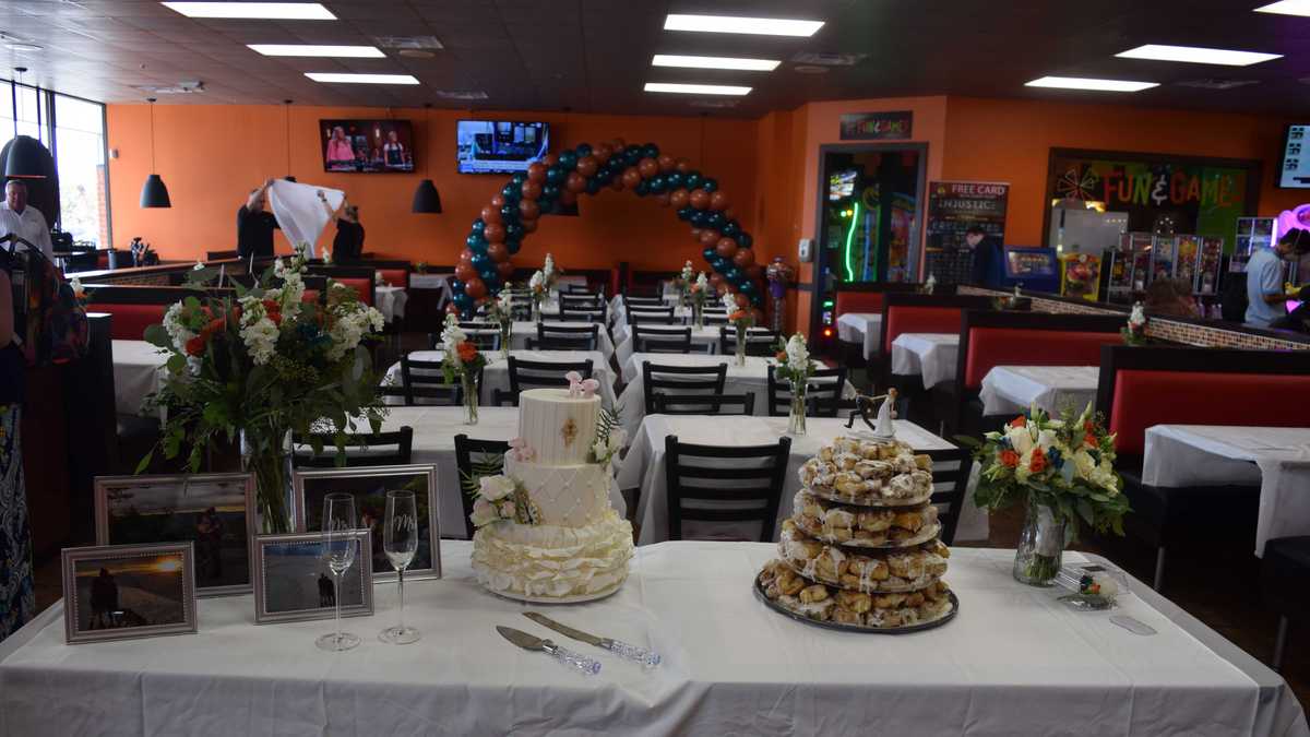 PHOTOS Couple gets married at Florence Cicis Pizza
