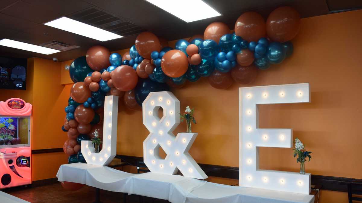 PHOTOS Couple gets married at Florence Cicis Pizza