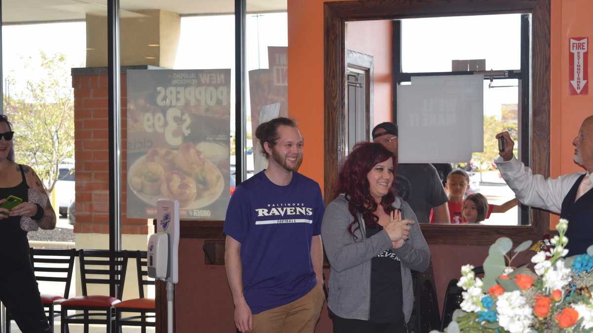 PHOTOS Couple gets married at Florence Cicis Pizza