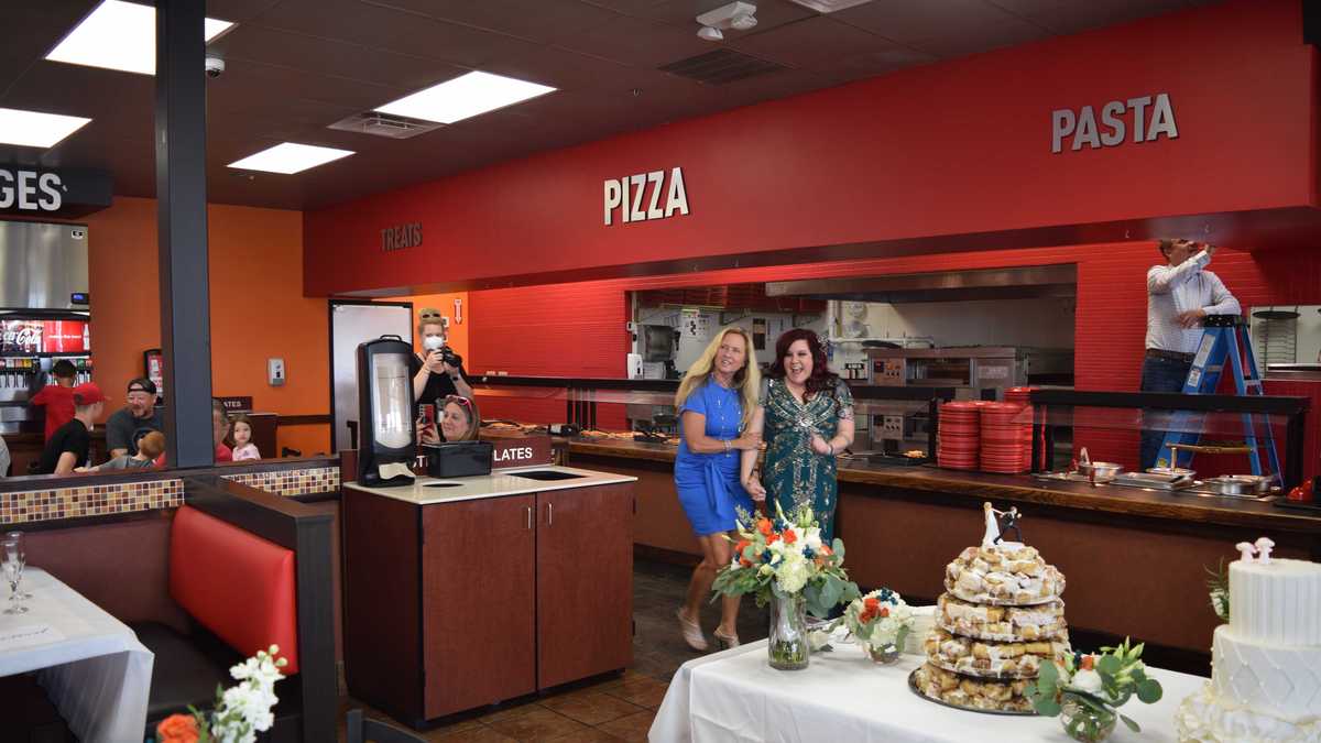 PHOTOS Couple gets married at Florence Cicis Pizza