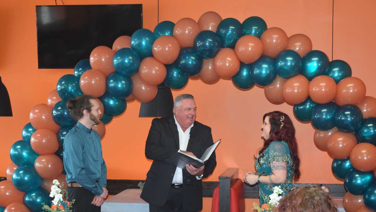 PHOTOS Couple gets married at Florence Cicis Pizza