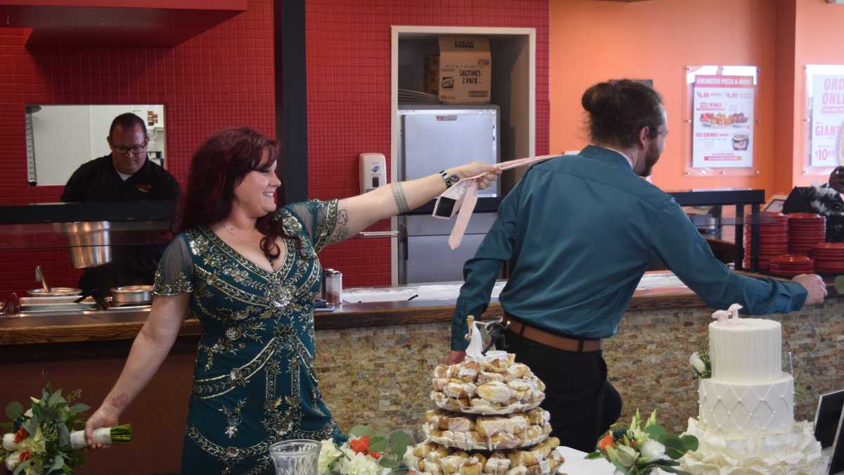 PHOTOS Couple gets married at Florence Cicis Pizza