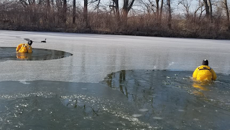 Council Bluffs firefighters rescue duck frozen to lake