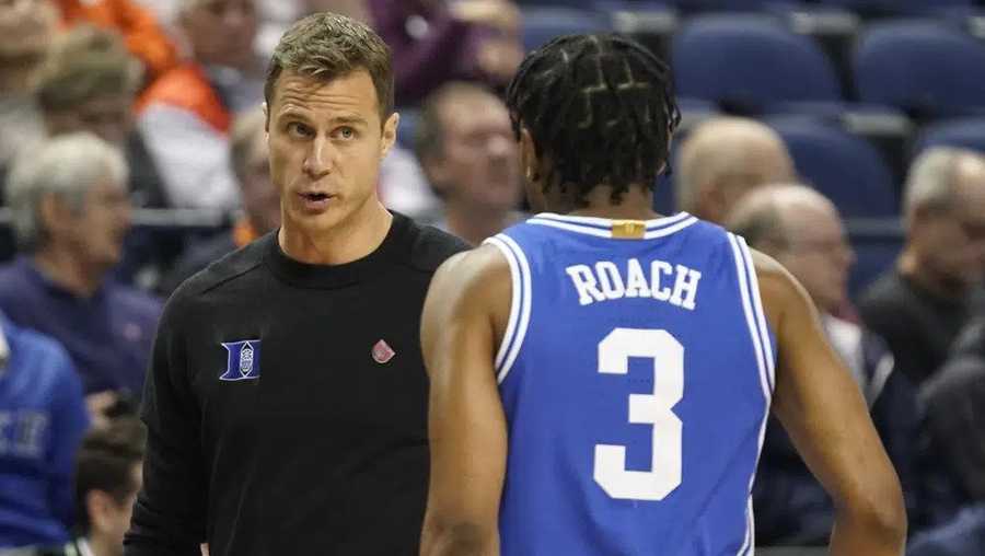 duke head coach jon scheyer, left, talks with jeremy roach (3) during the first half of an ncaa college basketball game against miami at the atlantic coast conference tournament in greensboro, n.c., friday, march 10, 2023. (ap photo/chuck burton)