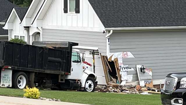 South Carolina: Dump truck crashes into home causing damage - Vimarsana News