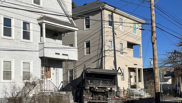 Dumpster delivery truck slams into triple-decker in Everett - Vimarsana News