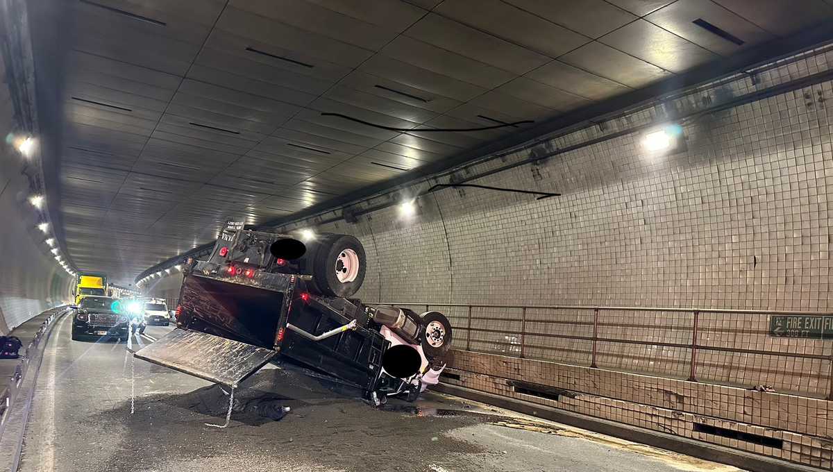 Crash shuts right northbound tube of Fort McHenry Tunnel