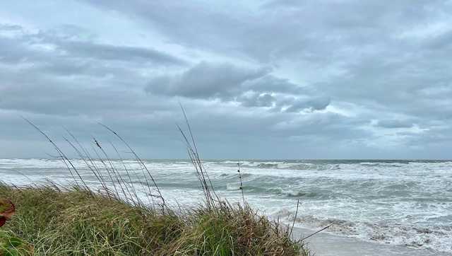 South Florida officials monitor windy conditions along shoreline - Vimarsana News