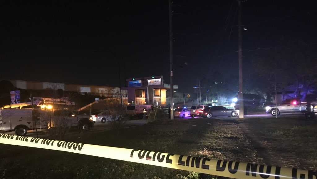 2 dead after car crashes into power pole in Orlando, police say