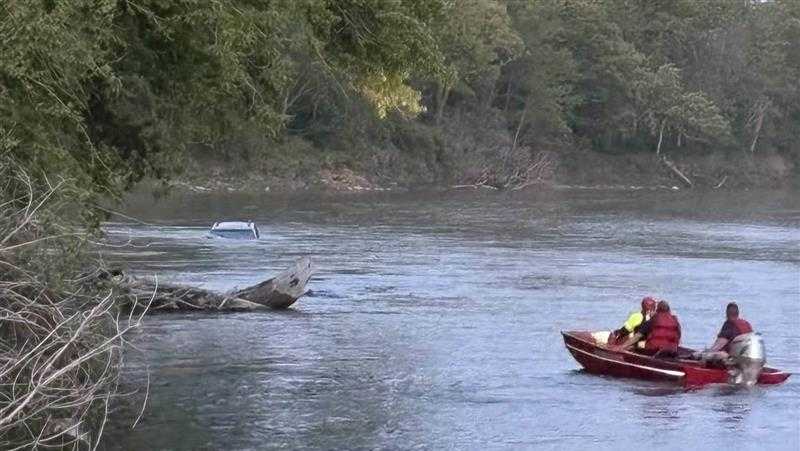Fort Dodge Fire Department pulls 1 from van in river