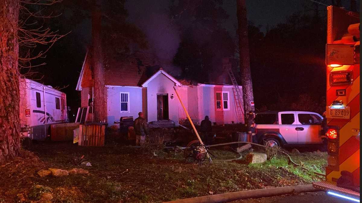 Man, children safely escape early morning house fire