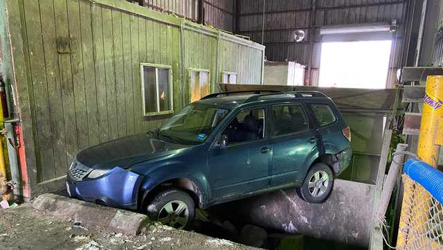 Maine police: Driver rescued from vehicle after car gets stuck in trash compactor - Vimarsana News