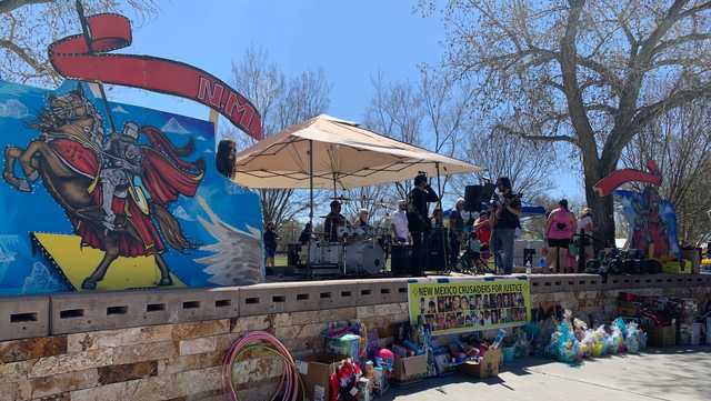 "I want them to know that they're not alone": Albuquerque groups honors those lost to gun violence - Vimarsana News