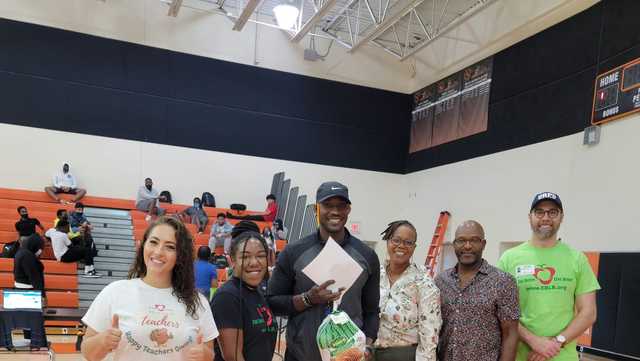 Local nonprofit opens submissions to provide free turkeys for staff at one Palm Beach County school - Vimarsana News