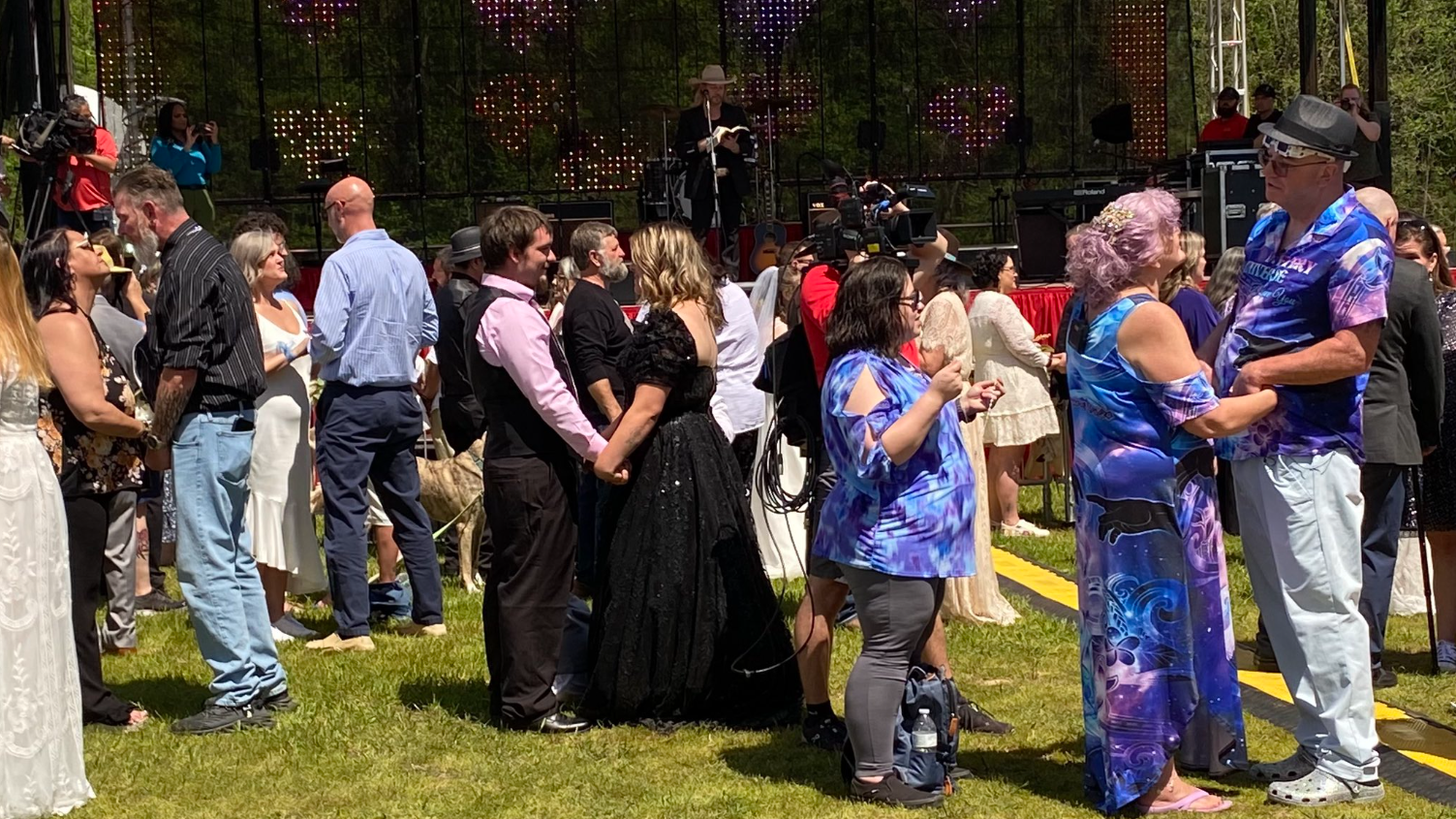 Hundreds of couples marry during solar eclipse - Vimarsana News