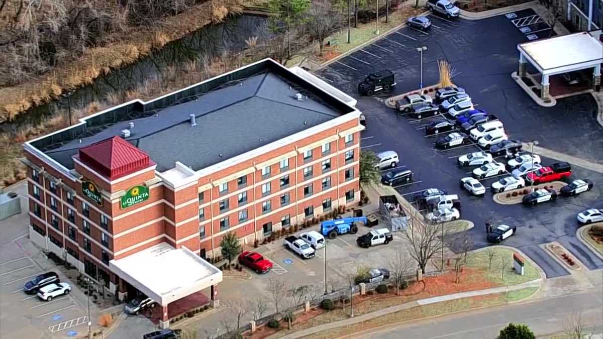 Oklahoma police involved in standoff at hotel