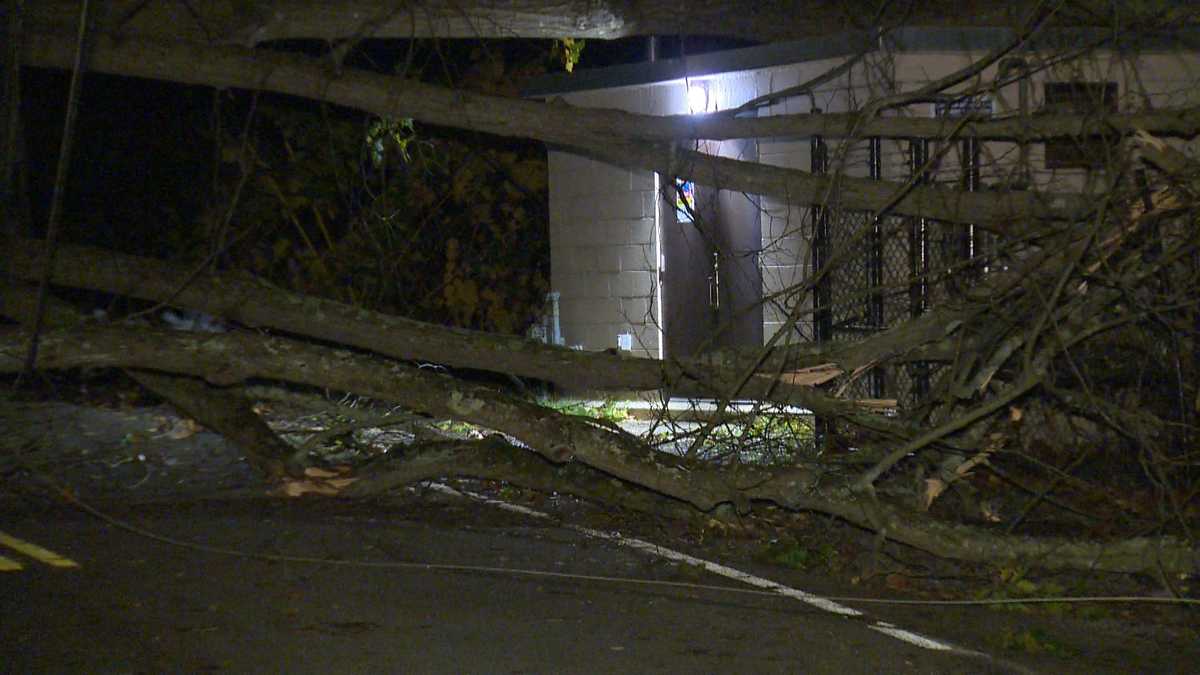 Strong winds leave thousands without power in Pittsburgh area