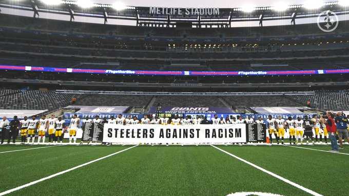 Steelers players stand for national anthem, hold banner before game vs.  Giants