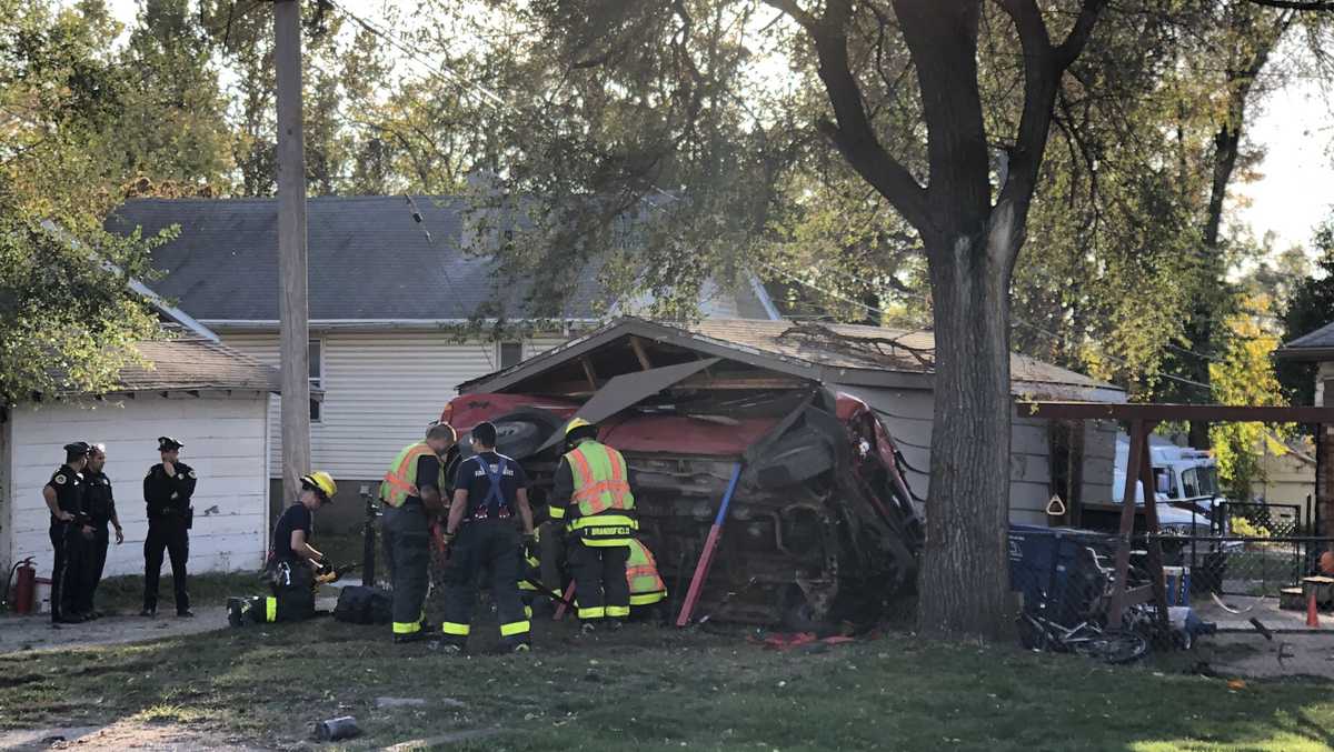 Police chase ends in Des Moines as truck crashes into garage