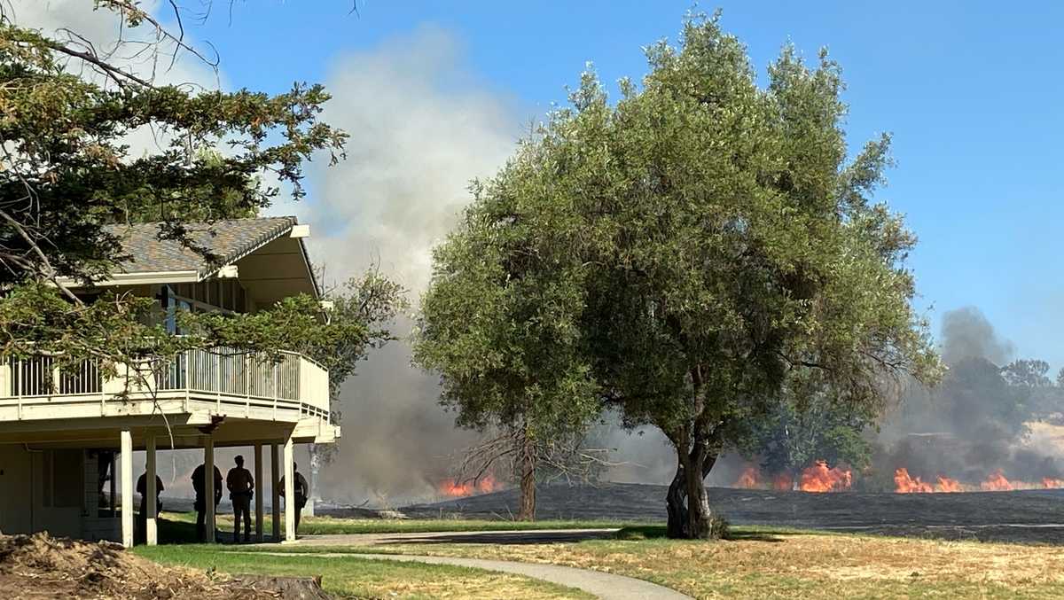 Crews battle grass fire in El Dorado Hills