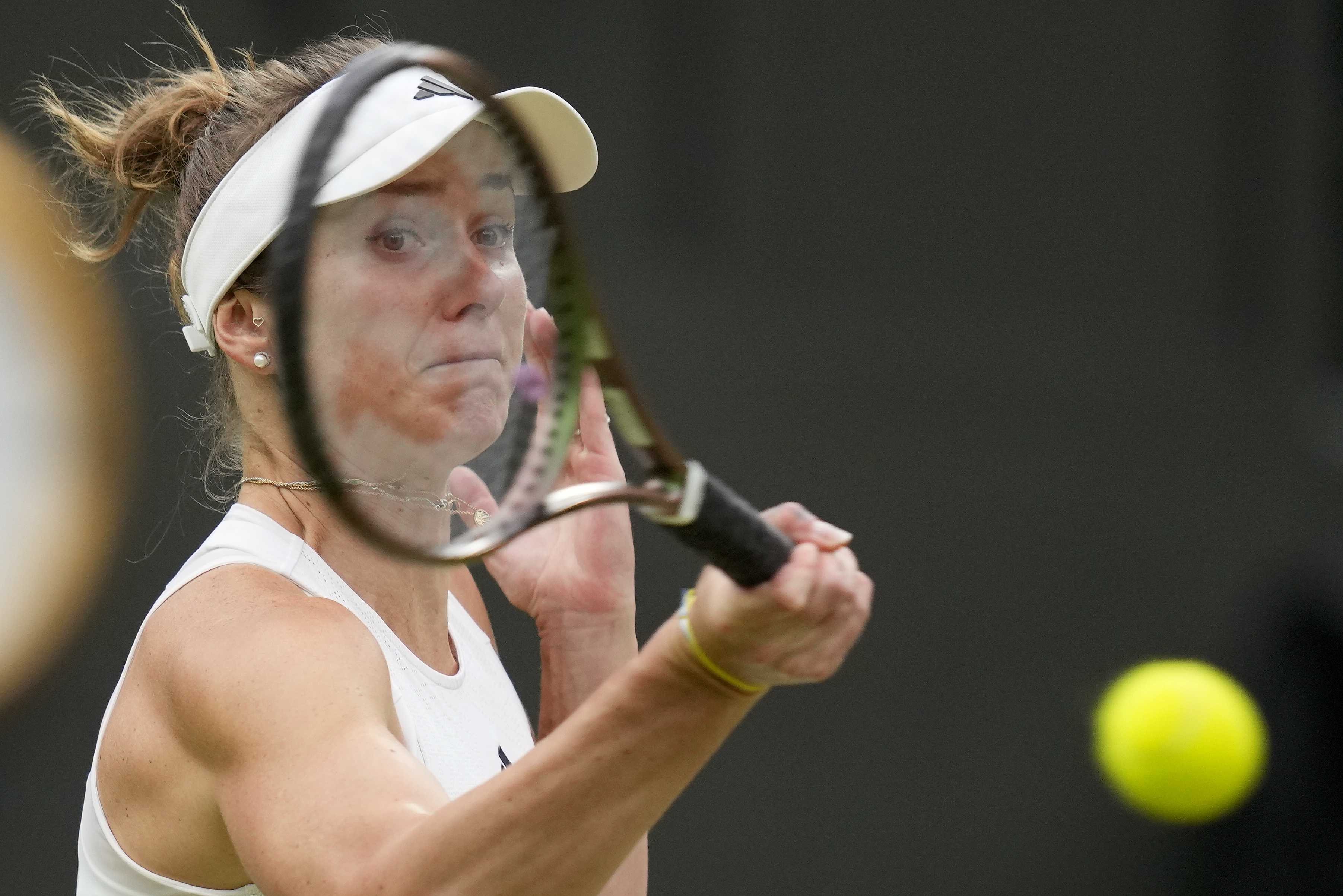 Elina Svitolina beats Iga Swiatek to reach Wimbledon semifinals