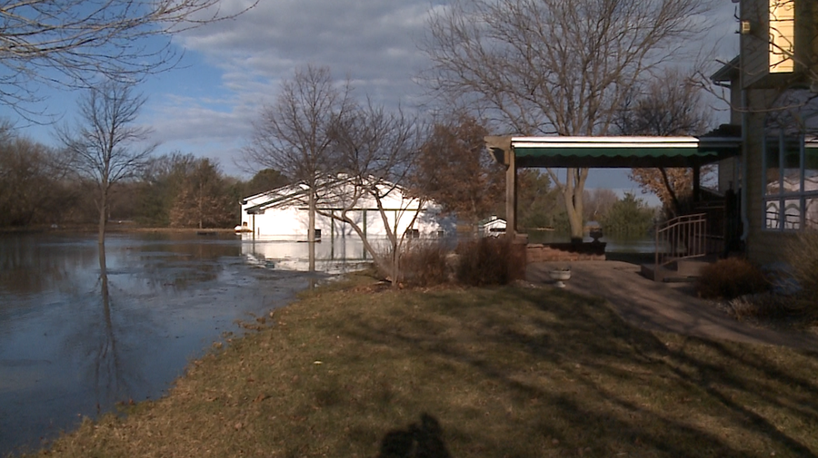 Homeowners desperately try to prepare home as Elkhorn River creeps into