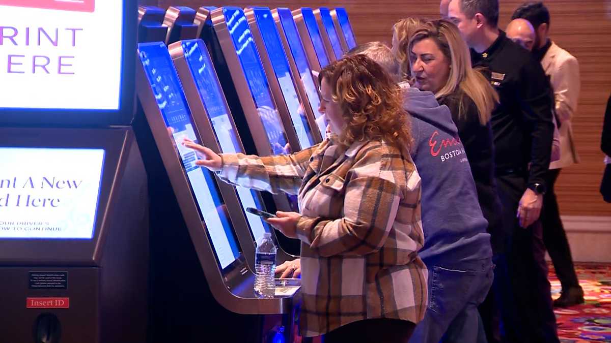 Sports fans line up to place first legal bets in Mass.