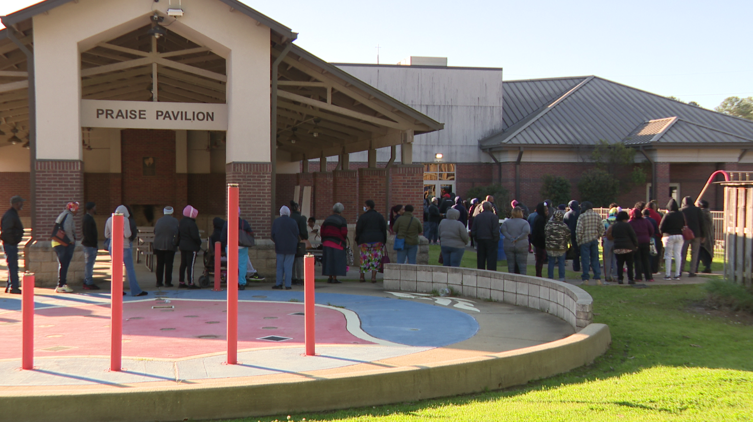 Hundreds of people line up seeking assistance for gas bills - Vimarsana News