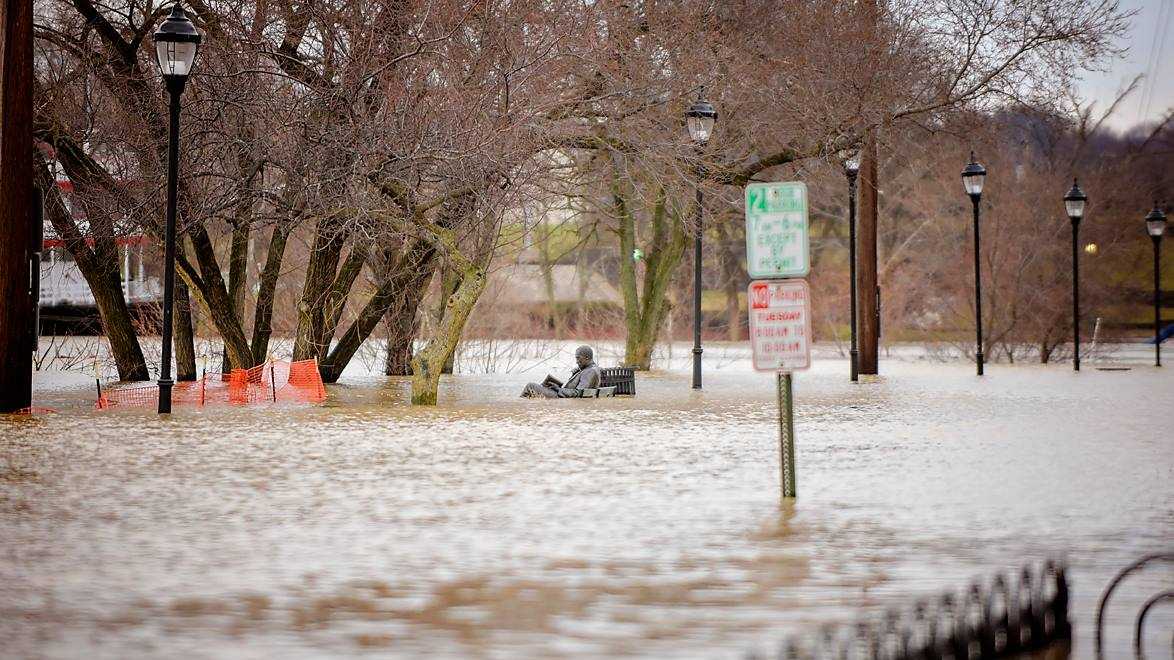 PHOTOS: Ohio River crests, flooding Cincinnati streets, parks