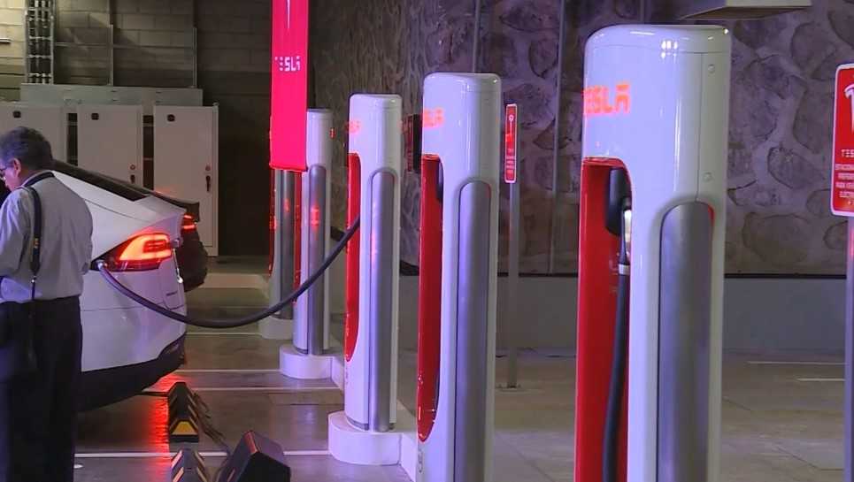 Ohio Gov. DeWine announces new electric vehicle charging stations along interstate