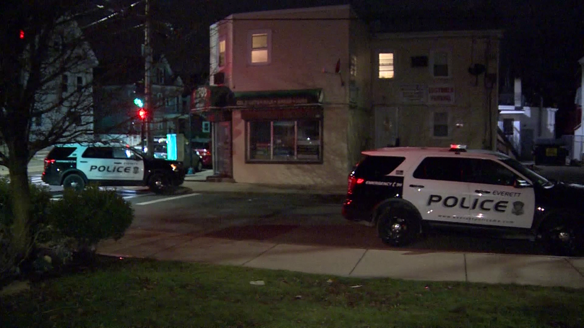 1 person stabbed in Everett; investigation underway after