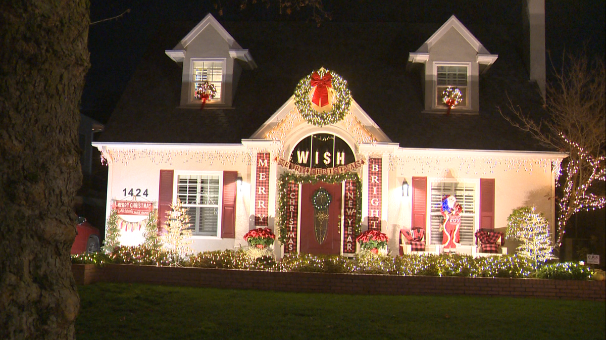Fab 40s holiday light displays delight visitors in East Sacramento