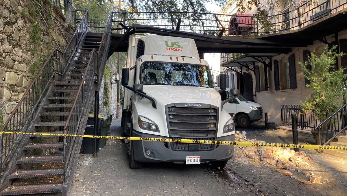Tractor trailer wedged beneath pedestrian bridge in Savannah’s Factors Walk