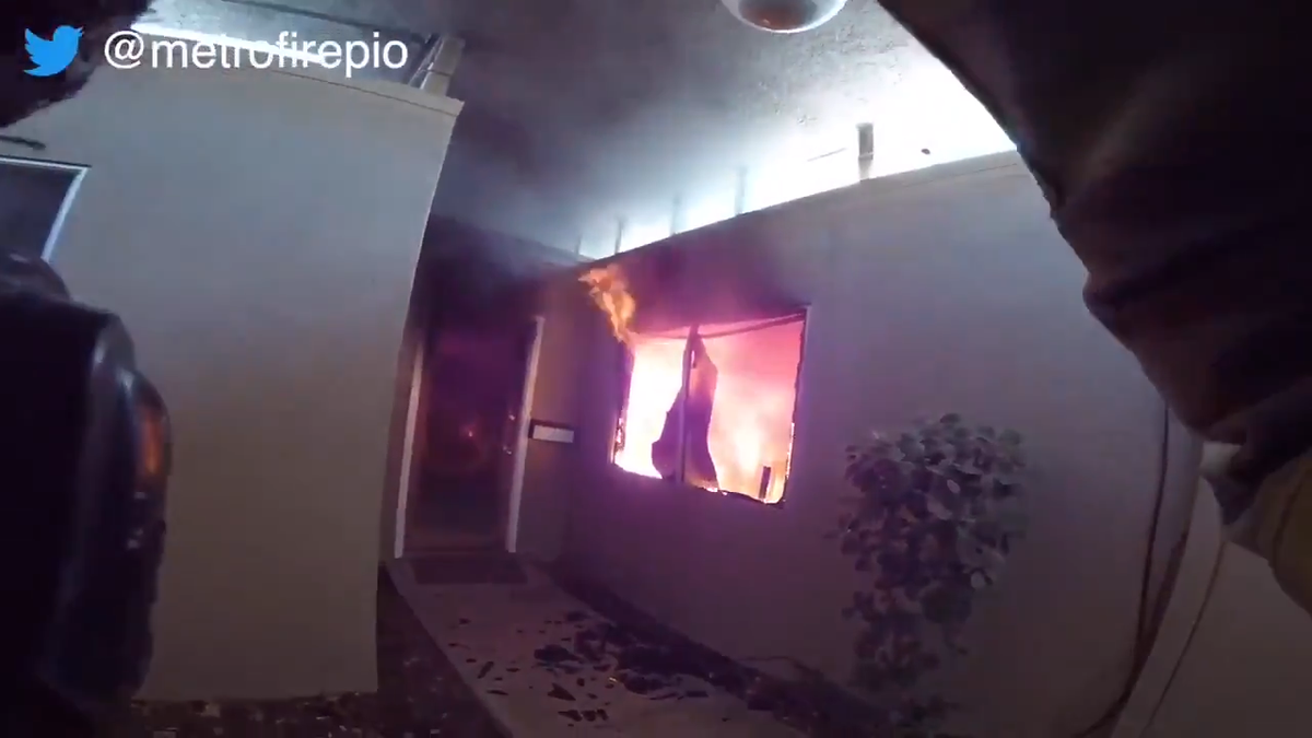 Video Sac Metro Fire attacks Fair Oaks blaze