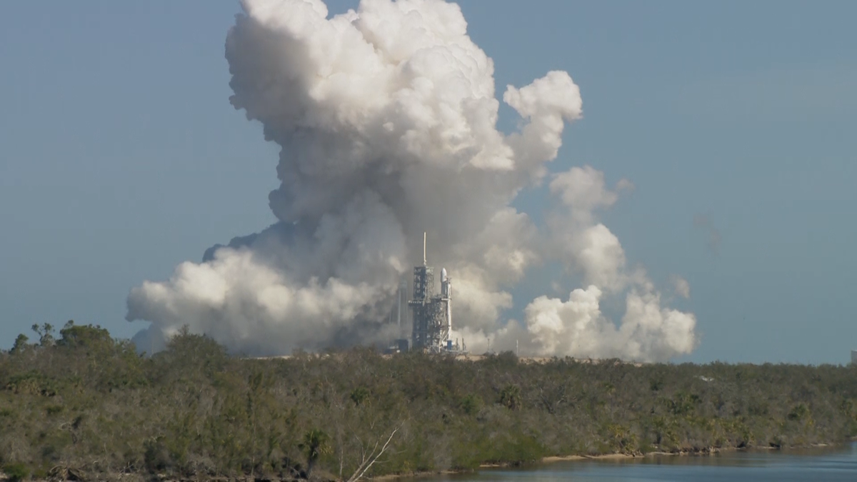 SpaceX fires engines on Falcon Heavy rocket in launch pad test