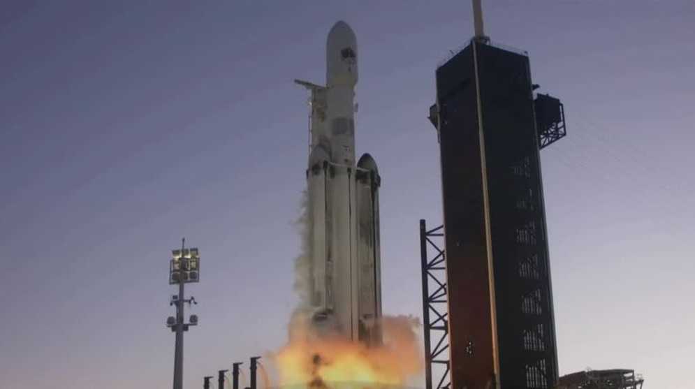 SpaceX 从卡纳维拉尔角发射猎鹰重型火箭