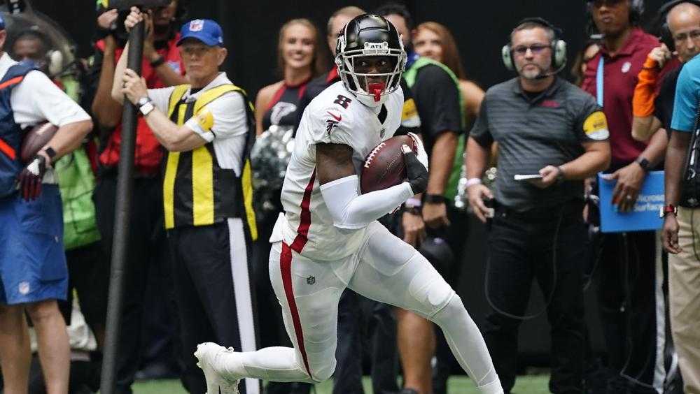 Atlanta Falcons rookie tight end Kyle Pitts (8) runs after a catch