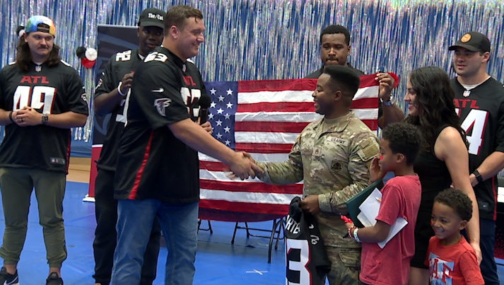 Atlanta Falcons players visit Fort Stewart, bond with soldiers and talk  leadership