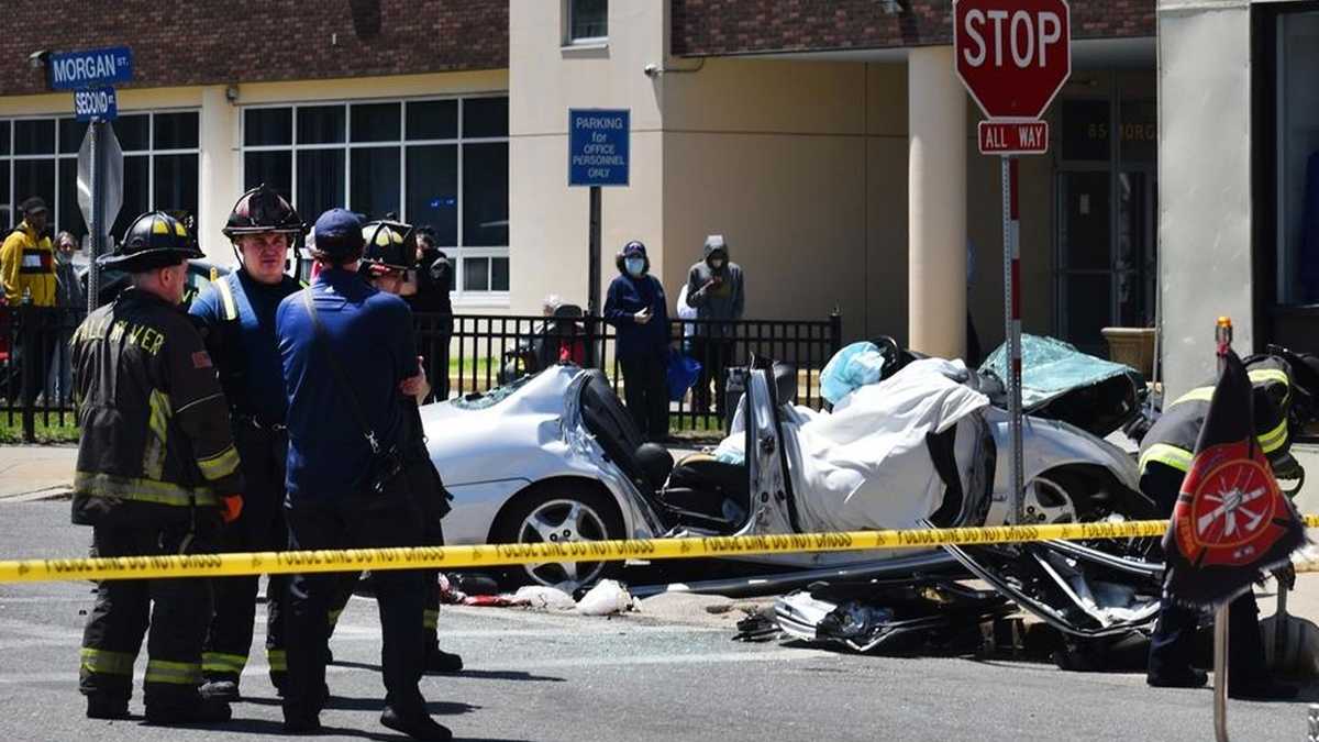 2 killed, 2 injured as car crashes into Fall River thrift shop