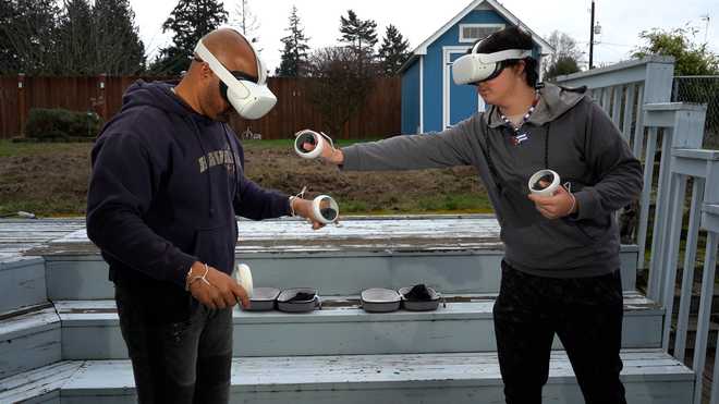 yurguis&#x20;moreno&#x20;bordama&#x20;and&#x20;his&#x20;teenaged&#x20;son,&#x20;mateo&#x20;moreno-mcquarrie,&#x20;experience&#x20;a&#x20;climate-related&#x20;virtual&#x20;reality&#x20;simulation&#x20;from&#x20;the&#x20;seattle&#x20;public&#x20;library