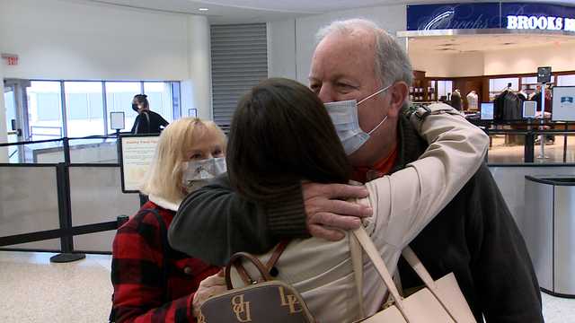 Families reunite for the holidays at Louisville airport after spending months apart - Vimarsana News