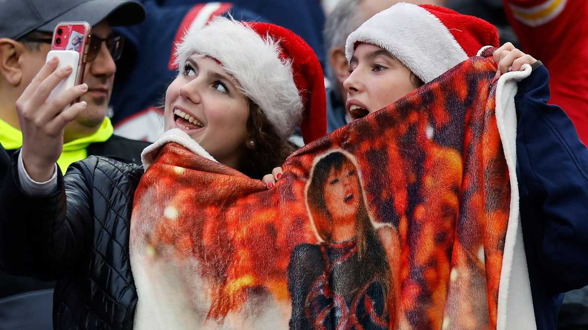 Photos of Taylor Swift's visit to Gillette for PatriotsChiefs