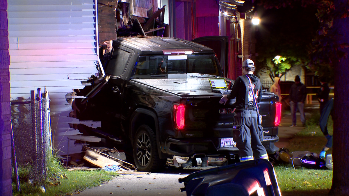 Driver dies after truck crashes into Milwaukee building