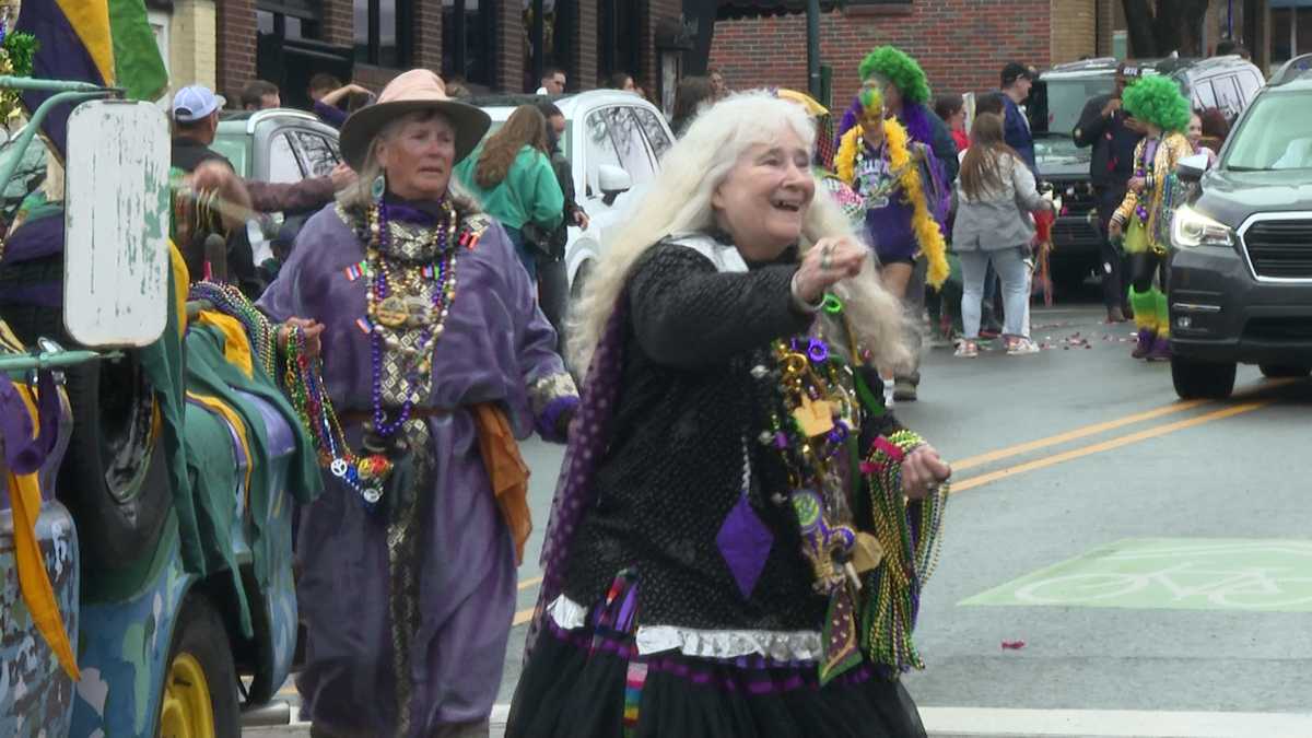 'Rain or shine': Fayetteville Mardi Gras parade packs streets despite morning rain