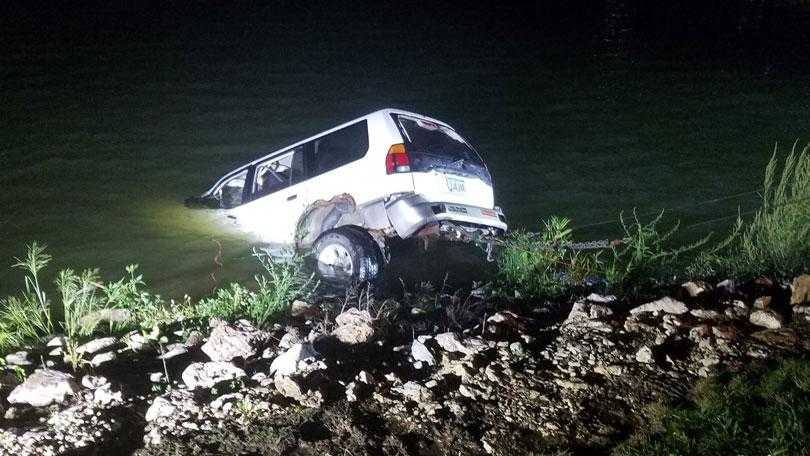 Man dies after car goes into pond in northeastern Iowa