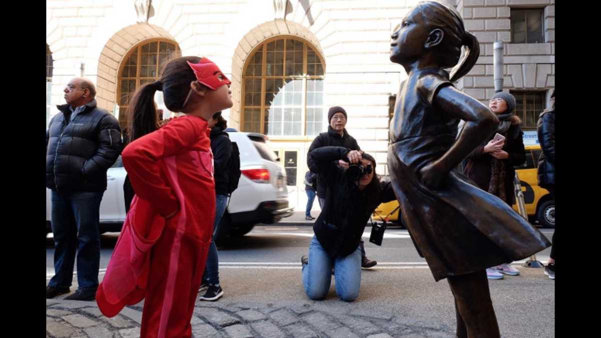 Girl 'superhero' imitates 'Fearless Girl' statue